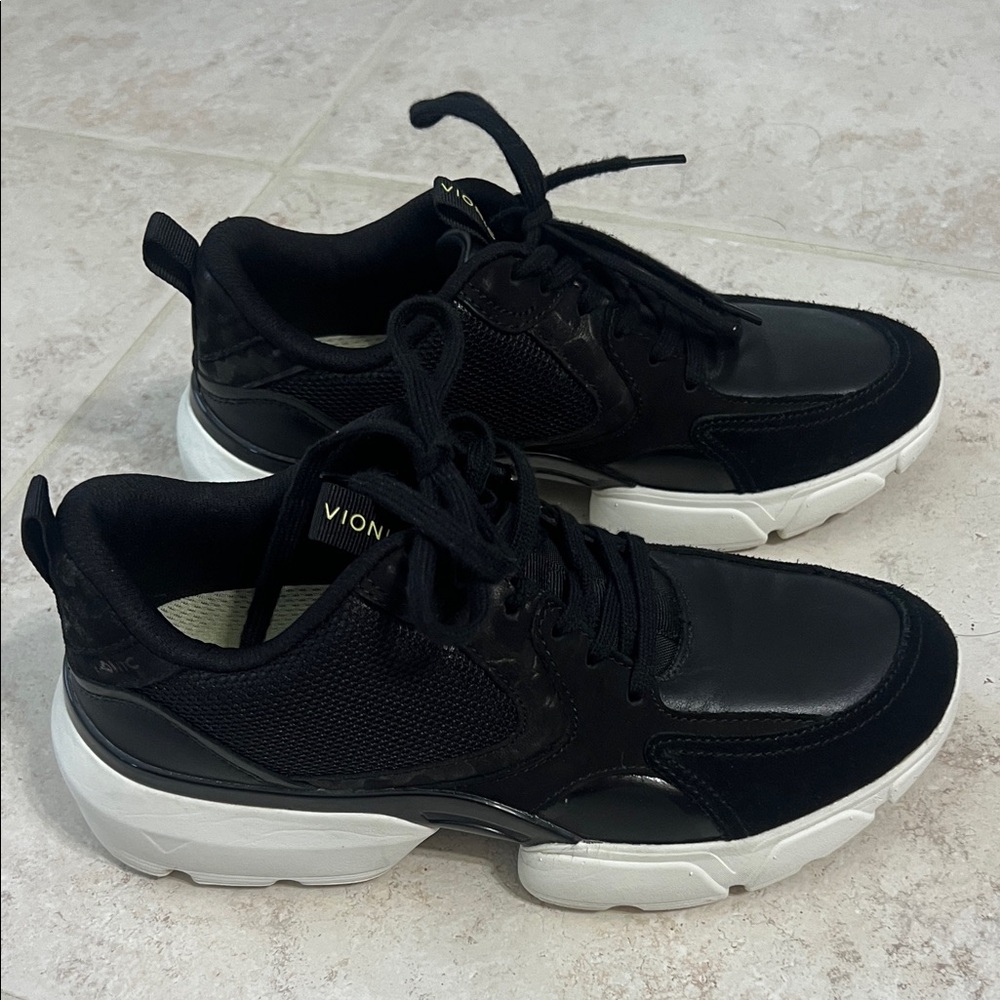 Vionic 7 Black “Aris” Lace-Up Sneakers